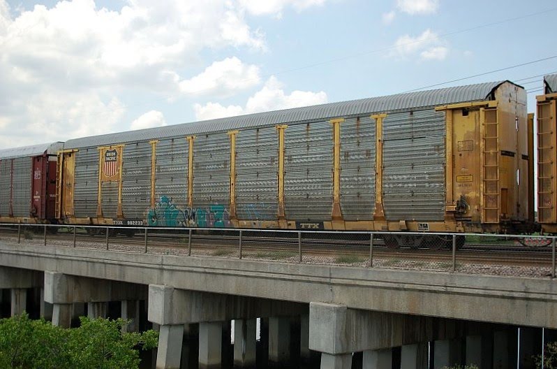 TTX Company/Union Pacific Railroad Autorack No. 982233 at Tampa, FL, Манго