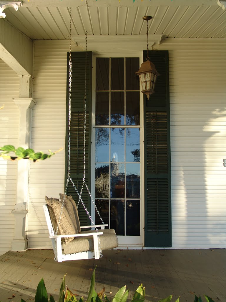 porch swing next to antibellum window, Dekle-Brunner house, Marianna Fla (1-3-2012), Марианна