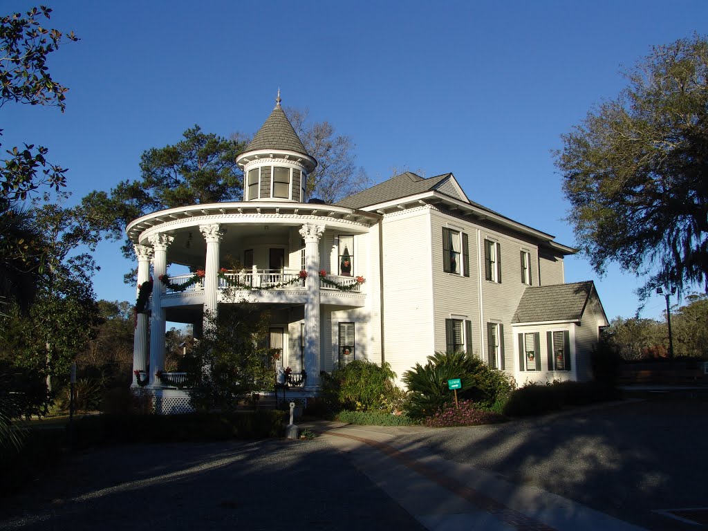 historic 1895 Russ house, Marianna Fla (1-3-2012), Марианна