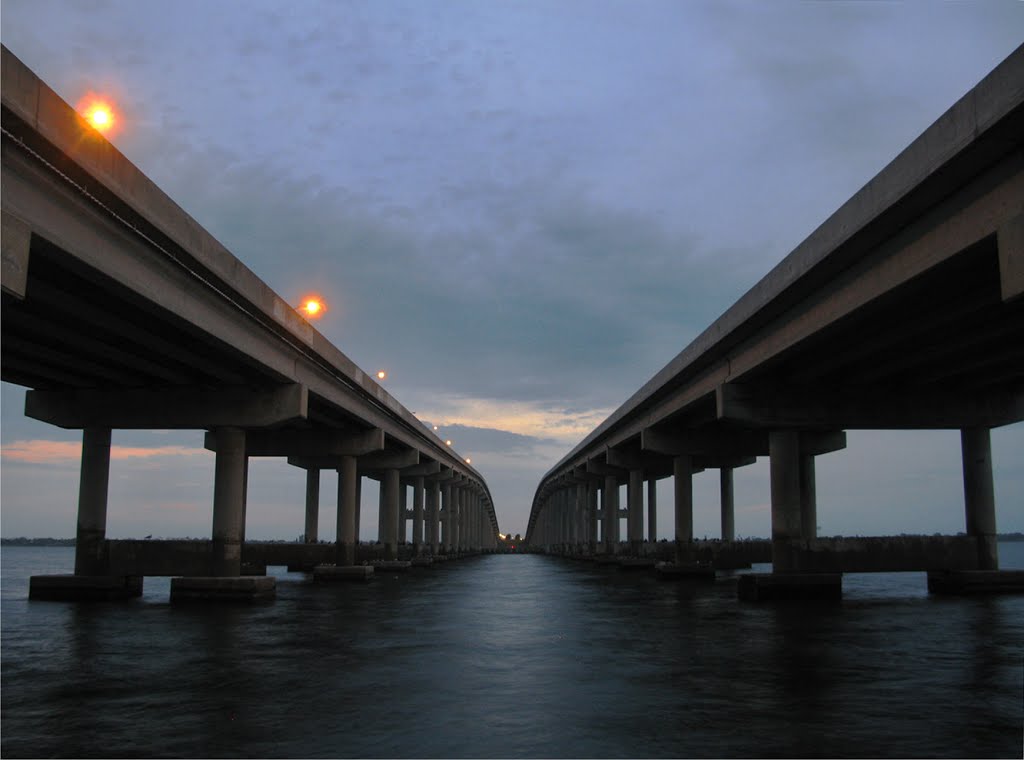 Ernest Kouwen-Hoven Bridge, looking east at sunrise over the Indian River at Melbourne, Florida, Мельбурн