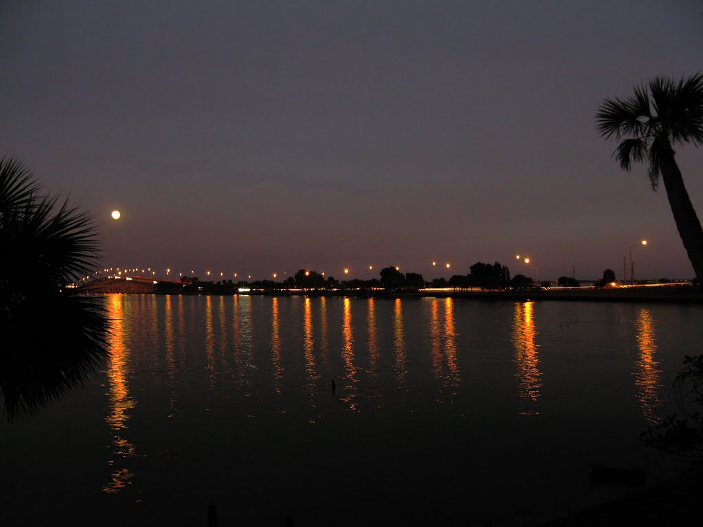 Moon rising over the causeway, Мельбурн