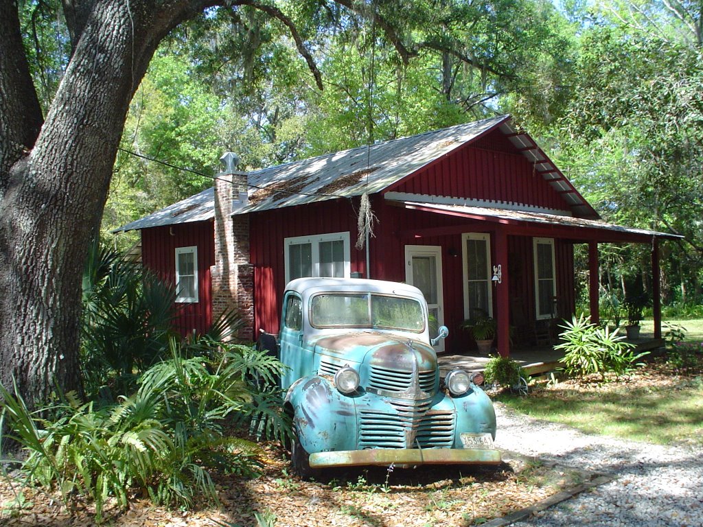 little red schoolhouse with truck, Micanopy, Florida (3-2006), Миканопи