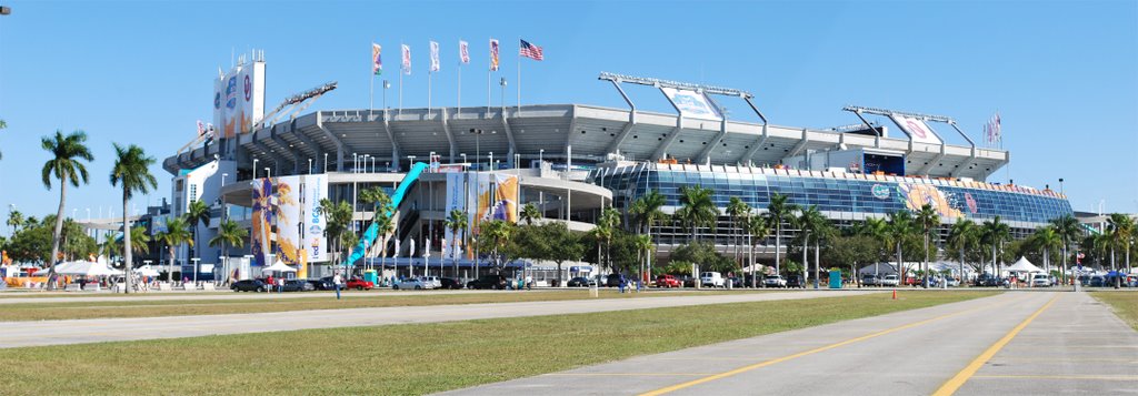 View from the parking lot of Dolphins Stadium, Норвуд