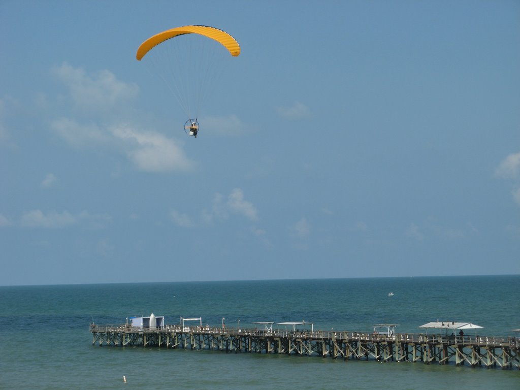 Parachuter over pier, Норт-Редингтон-Бич