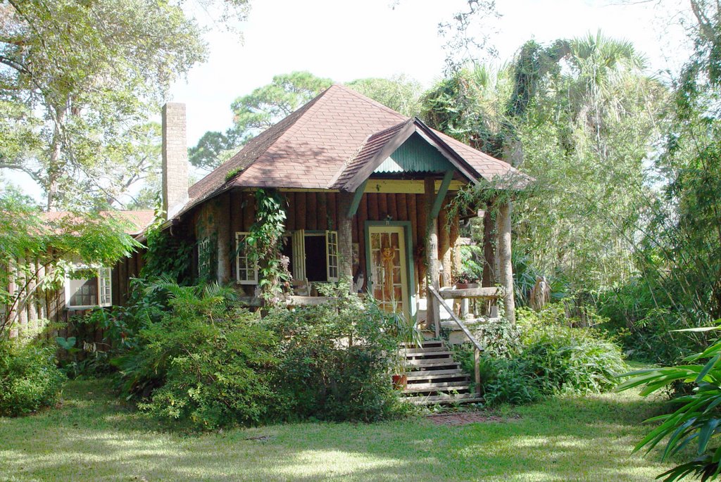 1886 Santa Lucia Plantation cottage, built of vertical palm logs, Ormond, Florida (11-25-2007), Ормонд-Бич