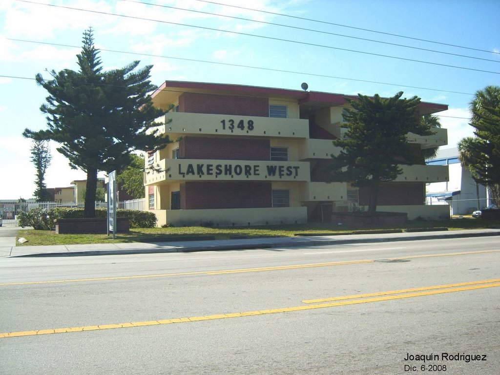 Lakeshore West Apartaments, Пайнвуд