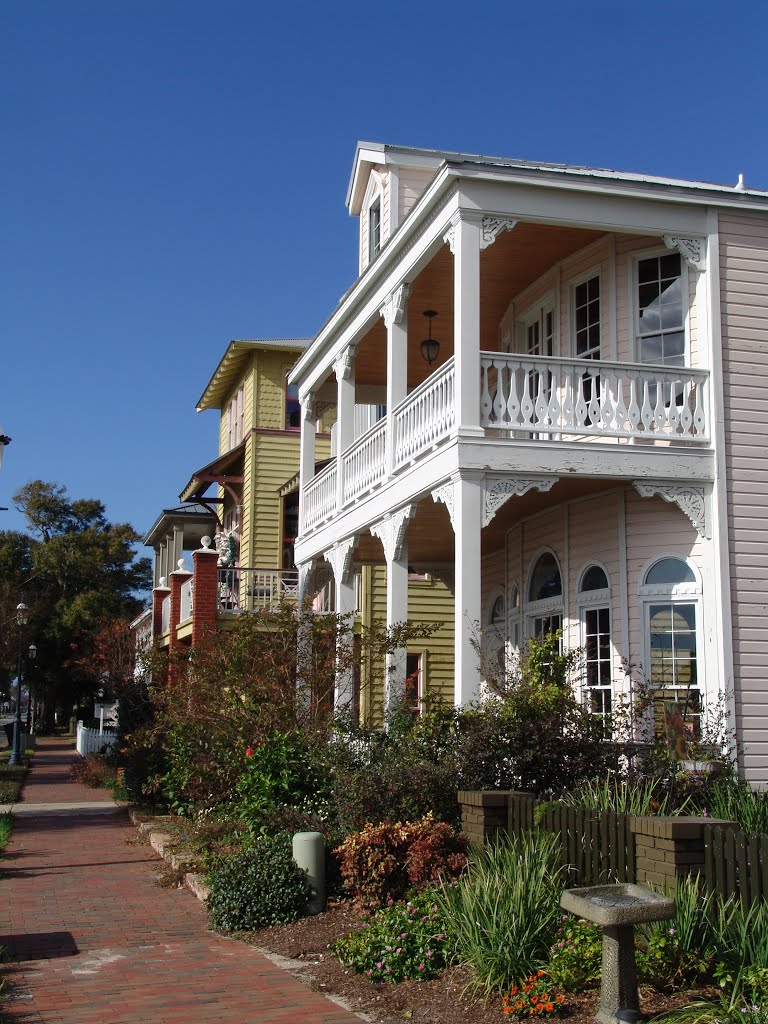 new porch victorian houses facing Pensacola Bay, Seville Quarter (12-30-2011), Пенсакола