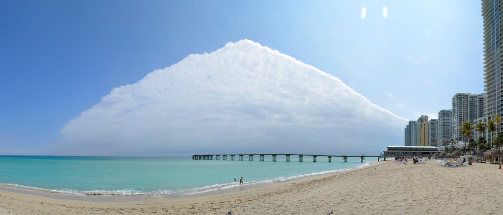 Strange cloud over Sunny Isles Beach, Санни-Айлс