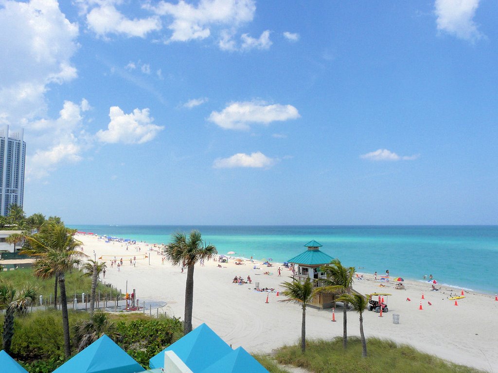 USA: Florida, Miami Beach - Hotel Double Tree Ocean Point Resort, Санни-Айлс