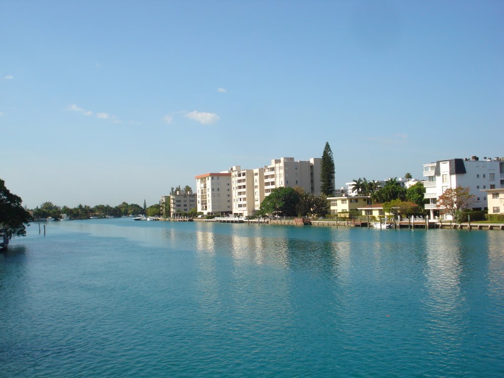 O Canal das Bay Harbour Islands, Сарфсайд