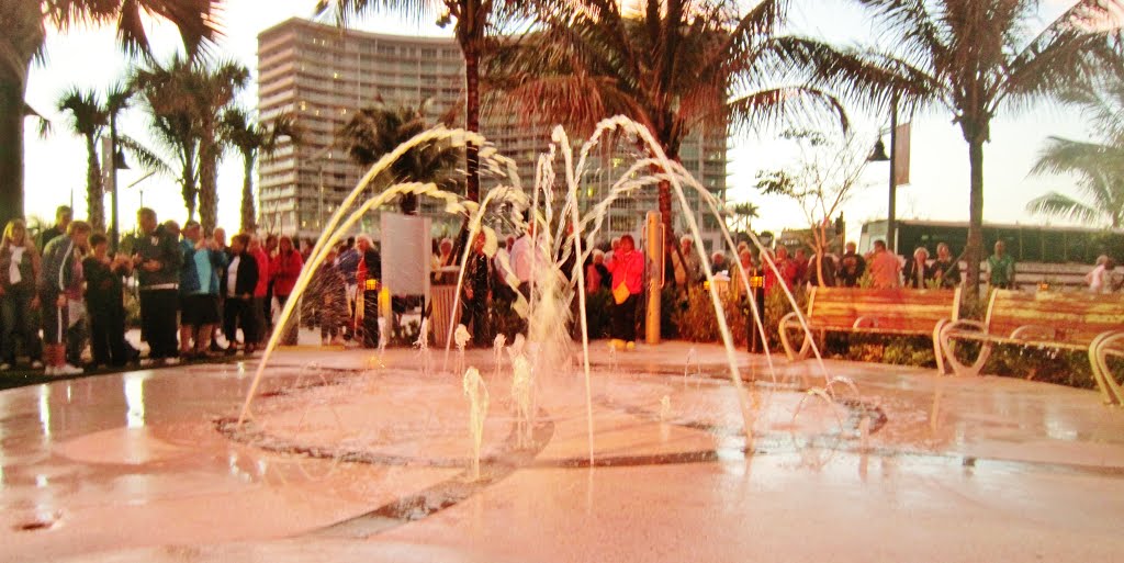 Nouvelle fontaine rafraîchissante pour petits et grands. Lets cool young and old kids under the new Fountain, Pompano Beach, Florida, Си-Ранч-Лейкс