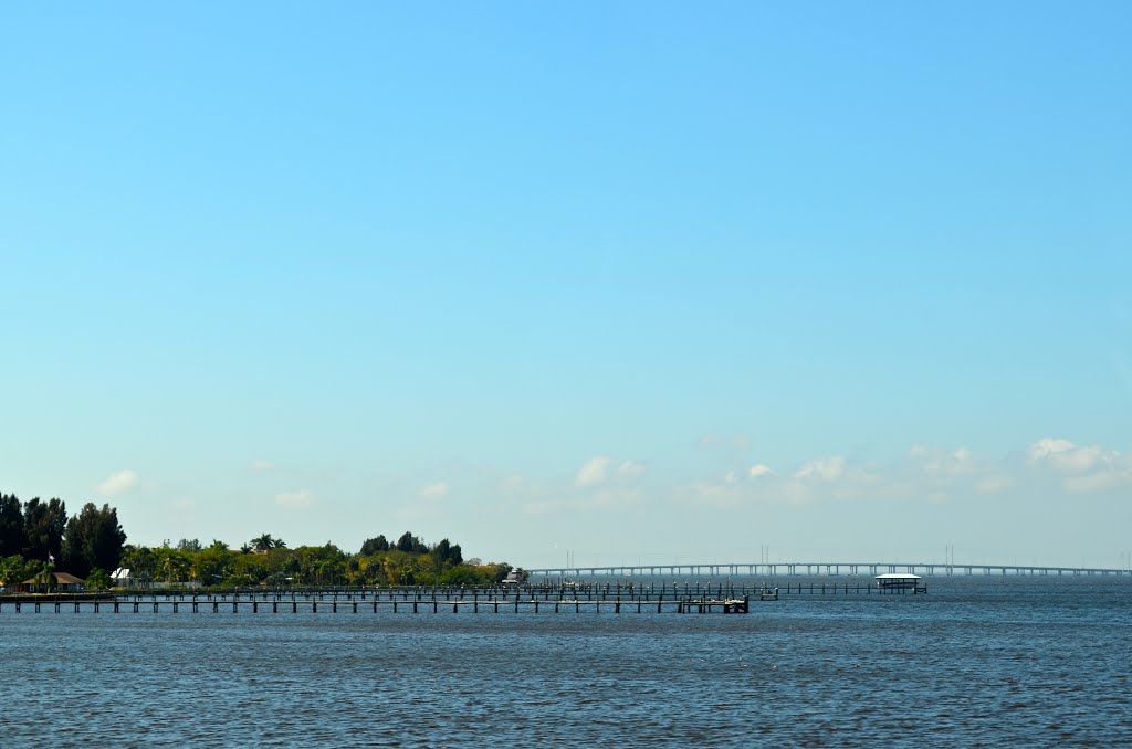 Piers and bridge in bay, Солана