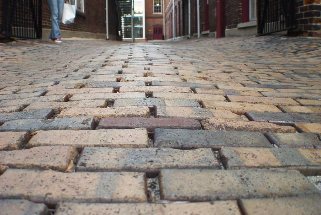 brick alley to courtyard, Ybor Square (10-2009), Тампа