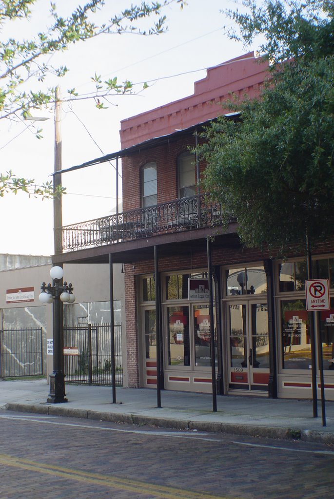 rare example of original Tampa style iron gallery building, built as a saloon in 1906 (10-2009), Тампа