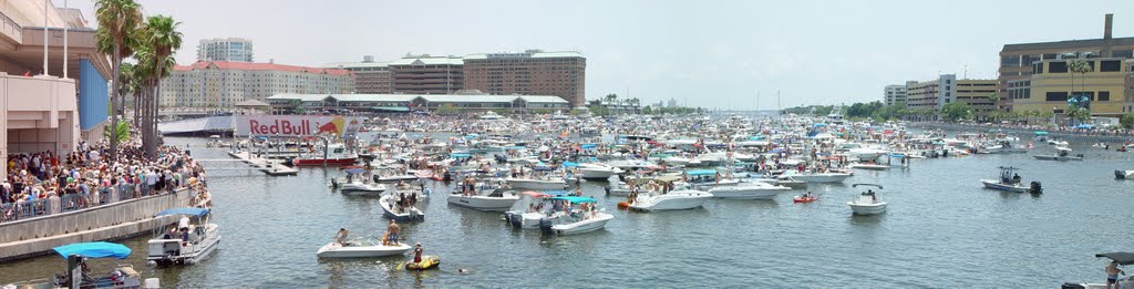 panoramic of 100s of boats watching Flugtag 08 (7-2008), Тампа