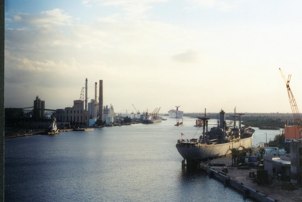 Port of Tampa from atop cruise ship (12-2001), Тампа