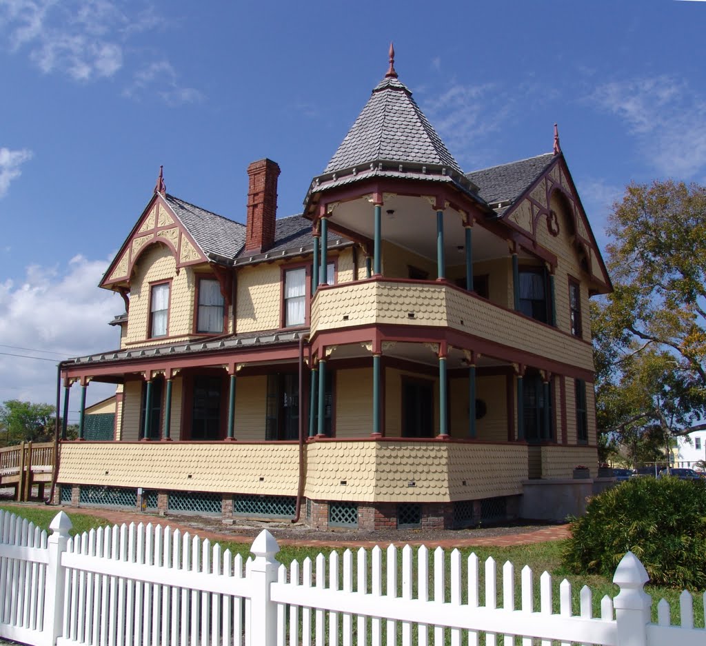 2011 photo of Captain James Pritchard house, built in 1891 (SEE 1890s PHOTO OF THIS SAME HOUSE) Titusville Fla (2-2011), Титусвилл