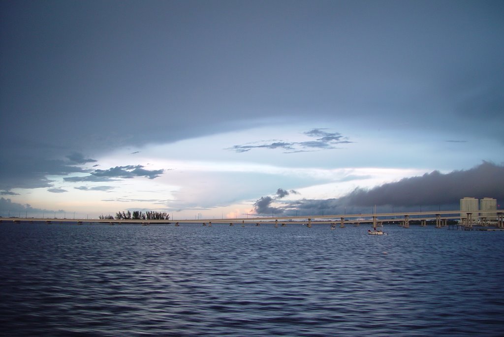 strange clouds over the Caloosahatchee River, Fort Myers Fla (8-2008), Форт-Майерс