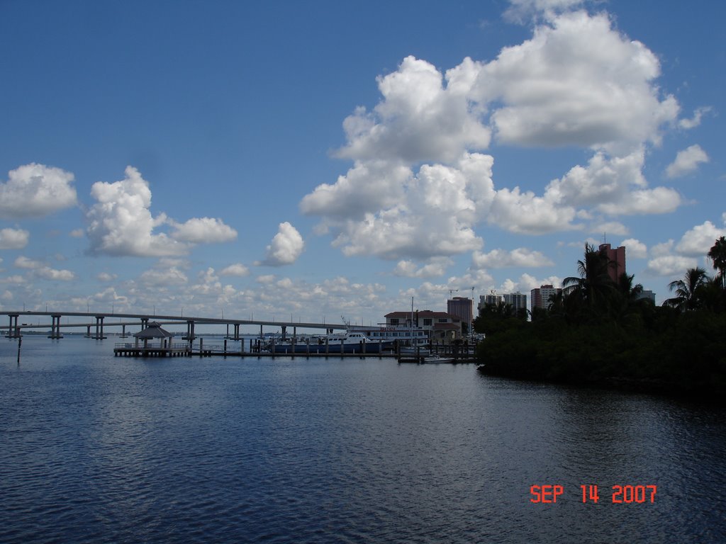 FORT MYERS DOWNTOWN FROM CALOOSAHATCHEE RIVER, Форт-Майерс