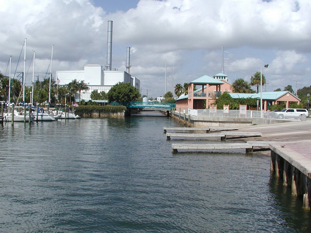 Fort Pierce, Florida. Left to right: Marina, Electric Power Plant and Manatee Center.  (June 2003), Форт-Пирс