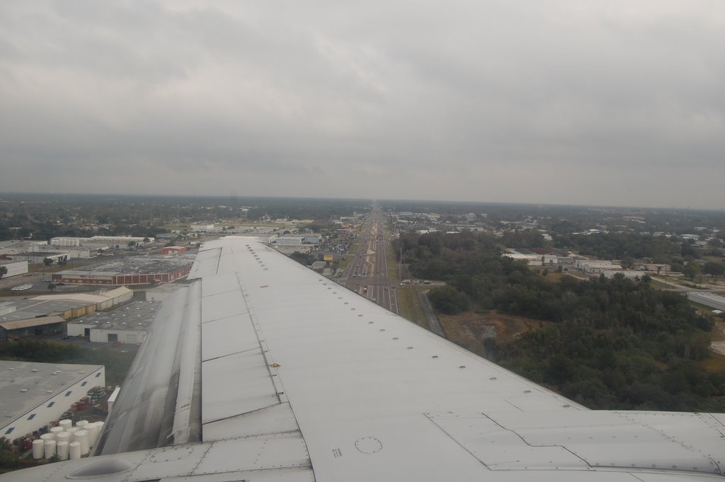 Crossing over Hillsborough Ave before touchdown, Хамптон