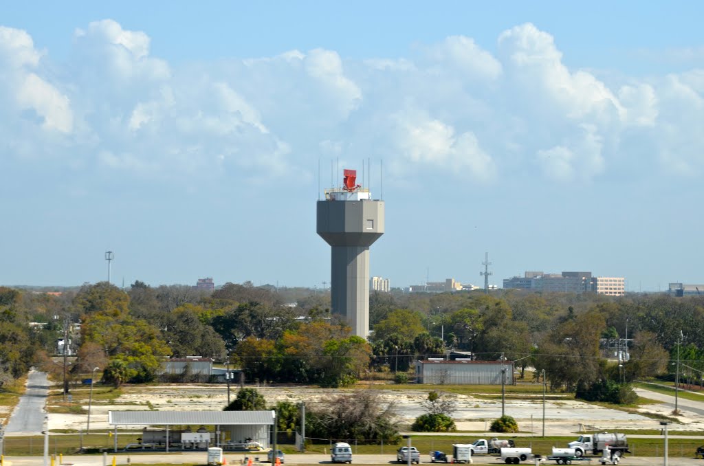 Water tower with radar on top at Tampa International, Хамптон