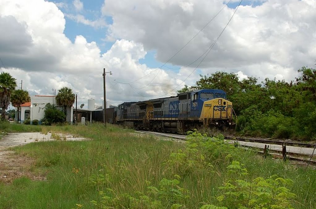 CSX Transportation Freight Train, with GE C40-8W No. 7871 in the lead, passes the Amtrak Station at Winter Haven, FL, Элоис