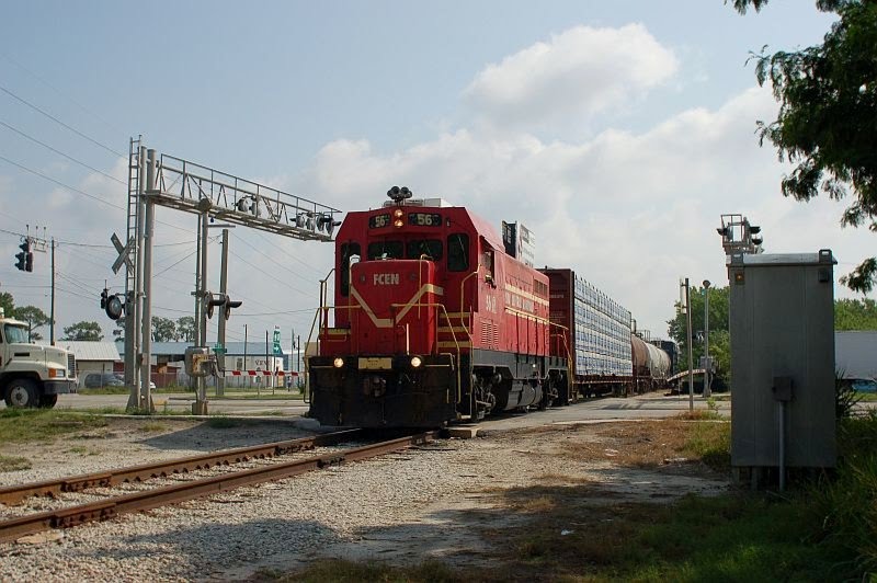 Florida Midland Railroad Local Freight Train, with Florida Central Railroad EMD/ATSF CF7 No. 56 providing power, crosses Lake Shipp Drive at Eloise, FL, Элоис