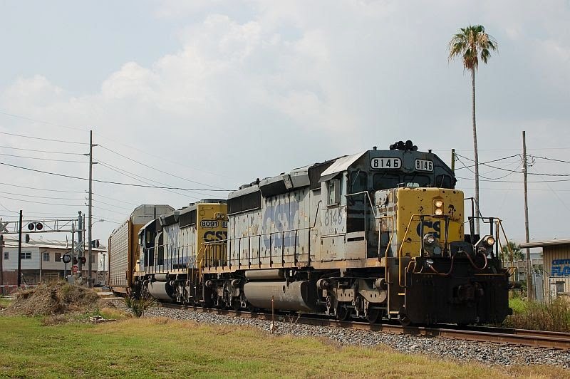 CSX Transportation Mixed Freight Train, with EMD SD40-2s No. 8146 and No. 8091 providing power, at Winter Haven, FL, Элоис