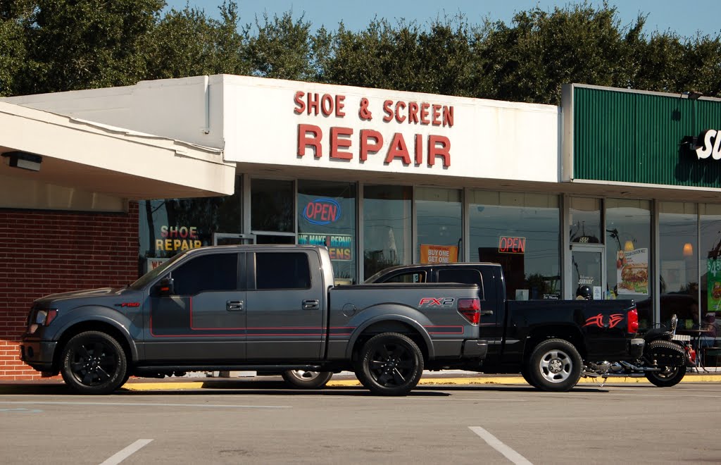 Shoe & Screen Repair at Winter Haven, FL, Элоис