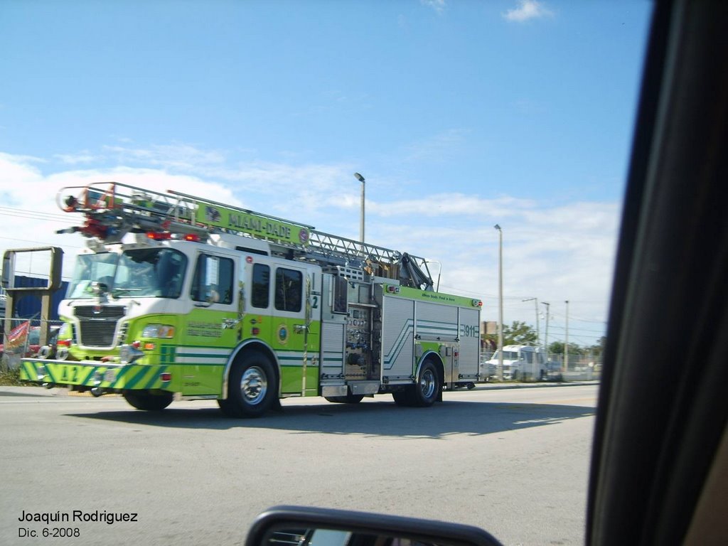 Camion de bomberos se dirige al area del accidente, Эль-Портал