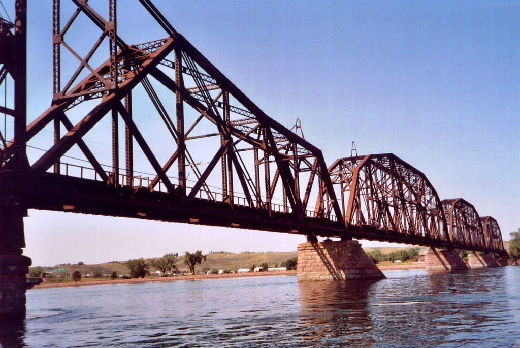 Rail Bridge near Pierre, South Dakota, over the Missouri River, Пирр