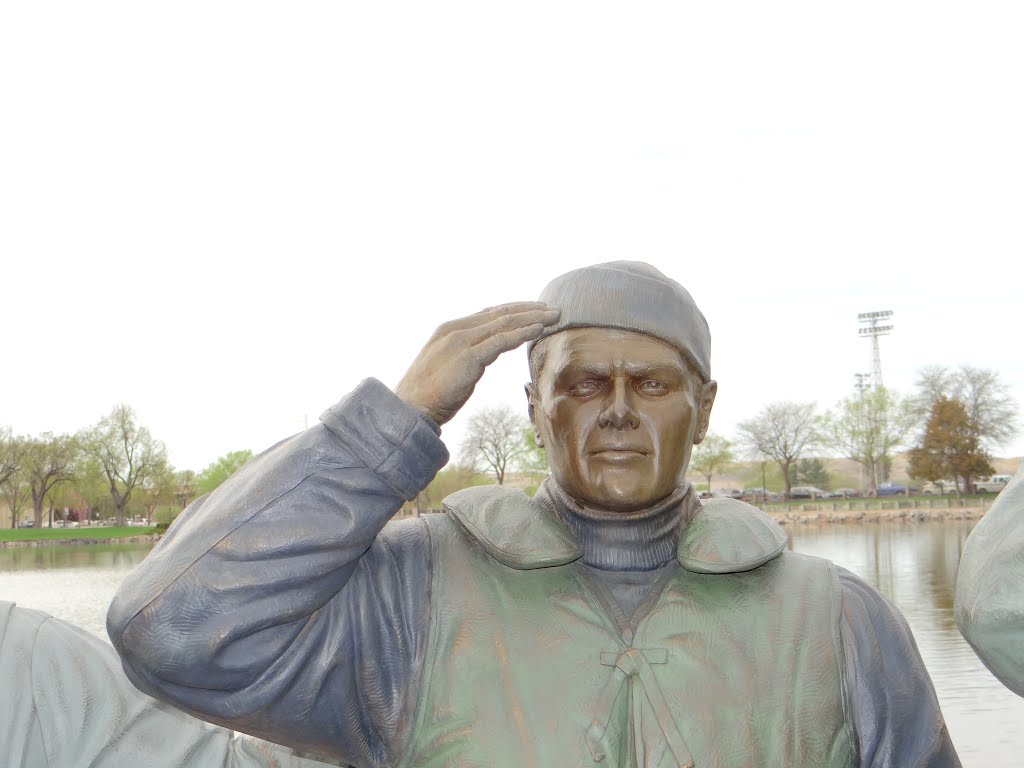 Bronze figure in World War II Memorial in Pierre SD, Пирр