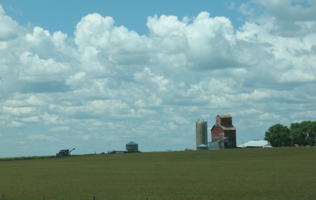 Tall barn combined with combine, Рапид-Сити