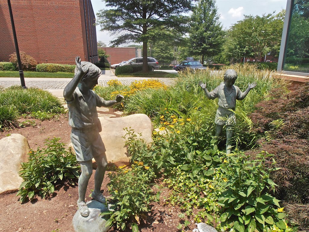Boys exploring statues, Гринвилл
