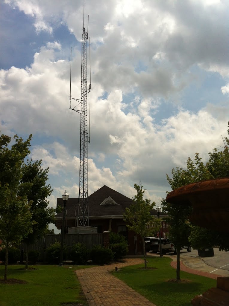 Dillon, SC June 2013 Amtrak and CSX Station good example of Track radio communication tower, Диллон