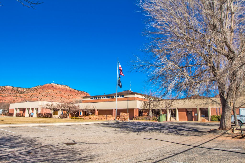 Viewing east-north-easterly at the City of Kanab Administrative Building (houses the Kane Co. Courthouse). 76 N. Main St., Kanab, Utah, Канаб