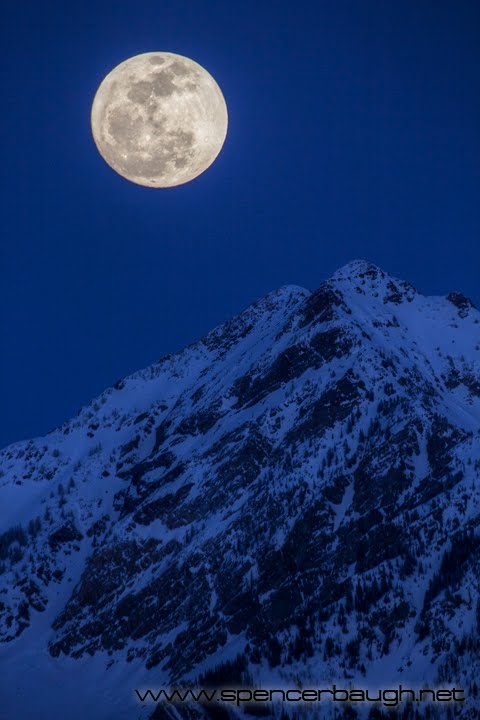 full moon rising over twin peaks, Мидвейл