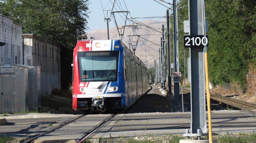 Utah Transit Authority (UTA) Trax Train at 2100 South, Salt Lake City, UT, Саут-Солт-Лейк