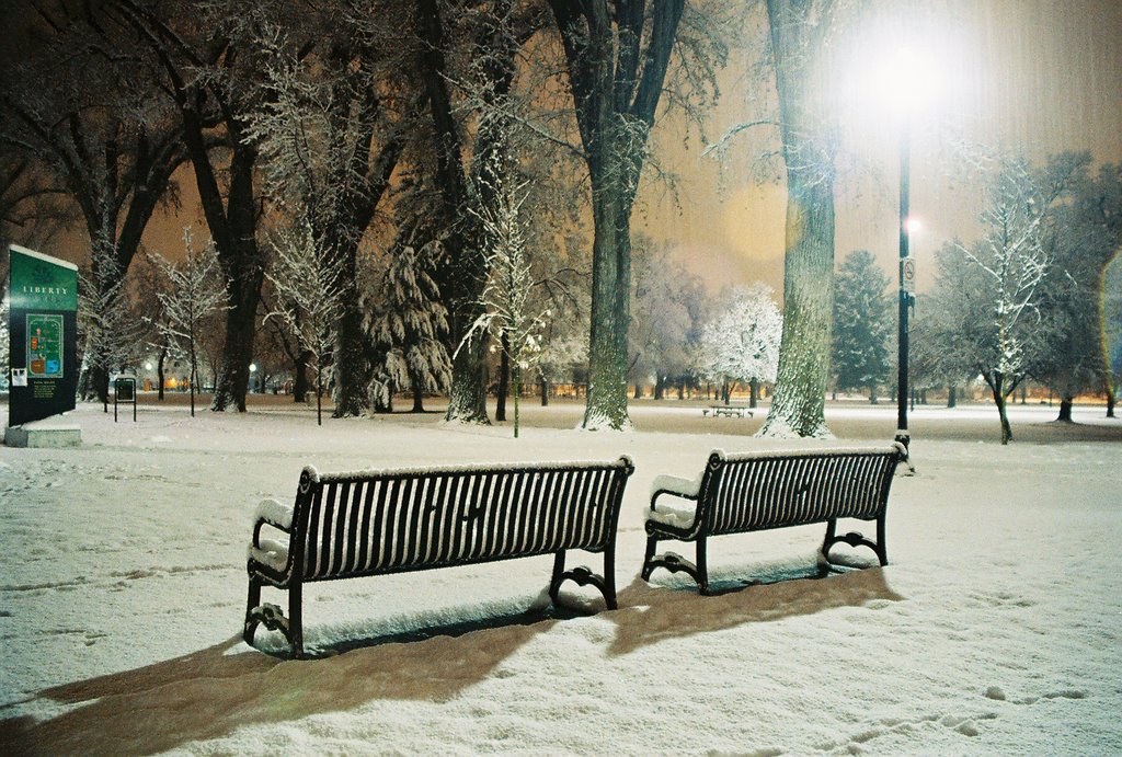 A pair of cold benches at 3 a.m. in Liberty Park., Солт-Лейк-Сити