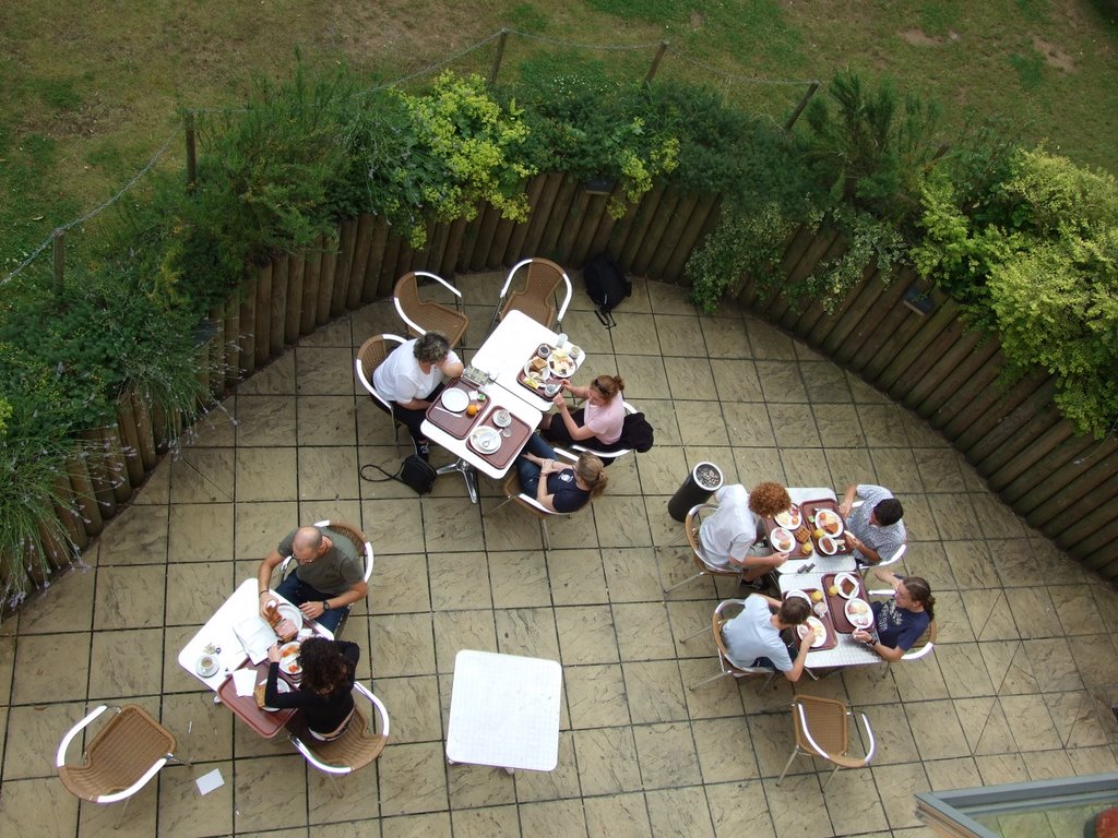 Breakfast time at Oxford Youth Hostel (IYHF) from the balcony of Room 229, Оксфорд