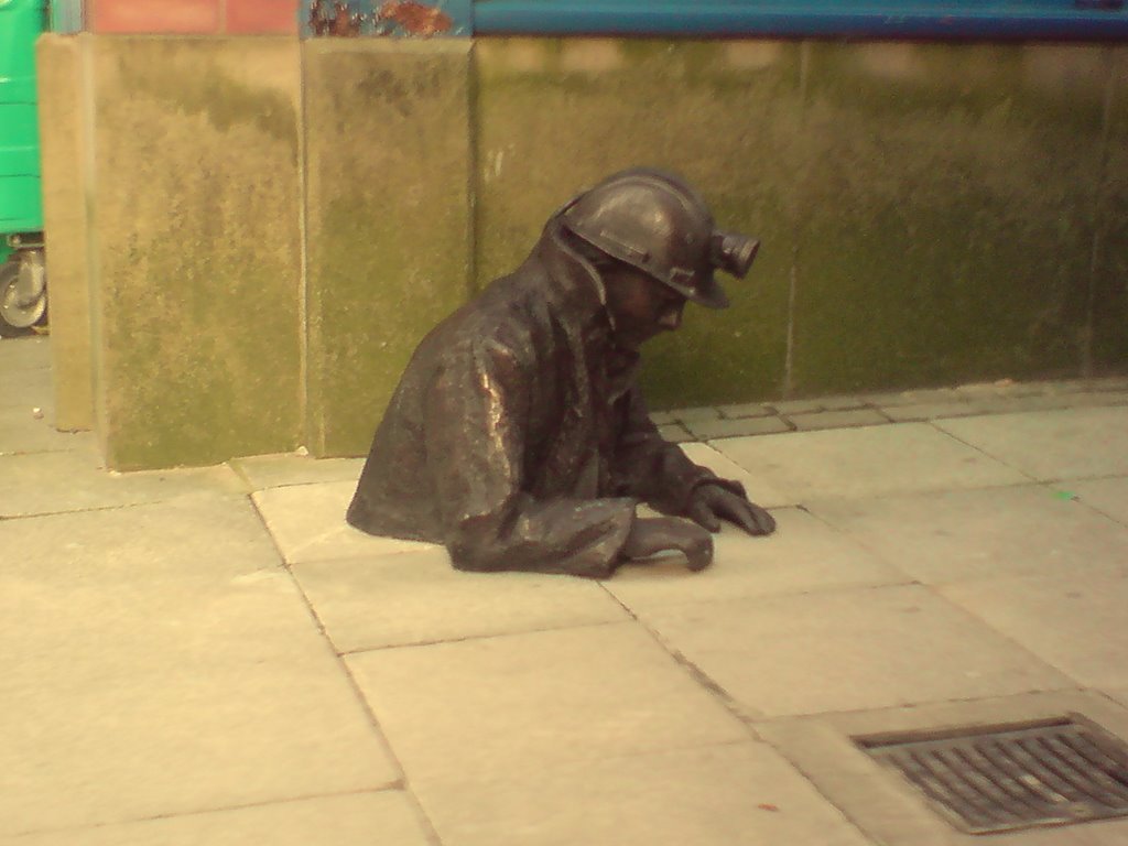 Bronze Miner Sculpture, Ashton Under Lyne. Lancashire England UK, Аштон-андер-Лин
