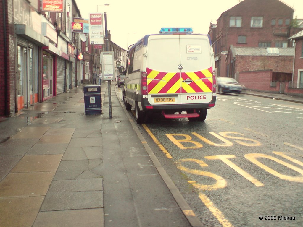 Police Van Parked at Bus Stop while Officers Buy Kebabs, Stockport Road, Ashton Under Lyne, Lancashire, England. UK, Аштон-андер-Лин