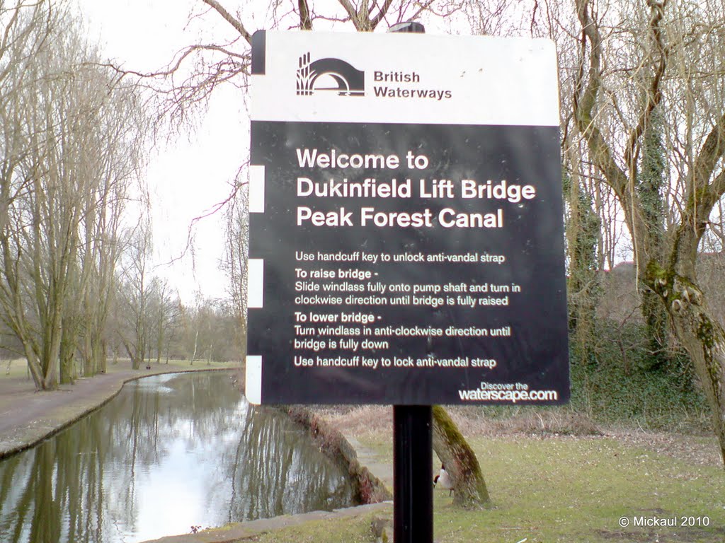 Signpost, Peak Forest Canal, Dukinfield, Cheshire, England. UK, Аштон-андер-Лин
