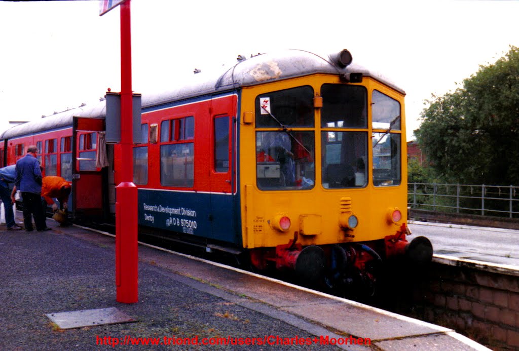British Rails Research and Development DMU Photo, Iris, at Banbury station in the late 1980s, Банбери