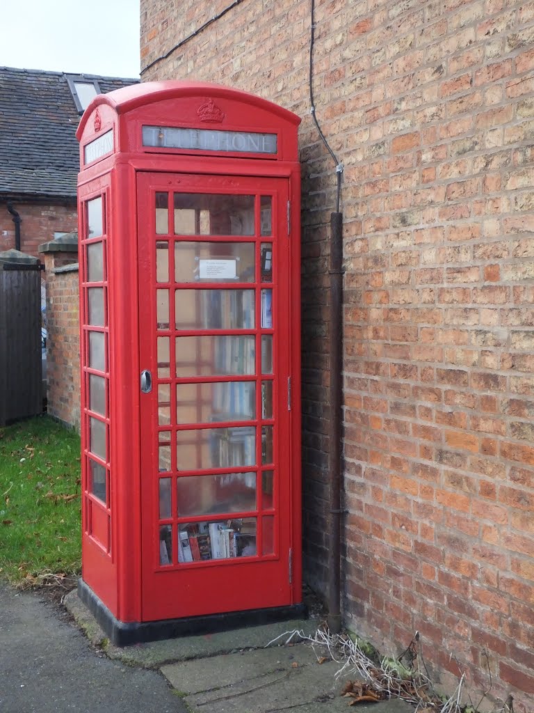 The Telephone Box book store, Opposite The Cock Inn at Sheppy, Witherley, Leicestershire, UK., Барнстапл