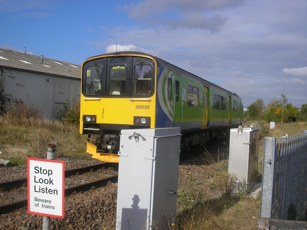 Class 150 leaves Bedford St. Johns for Bedford Midland, Бедворт