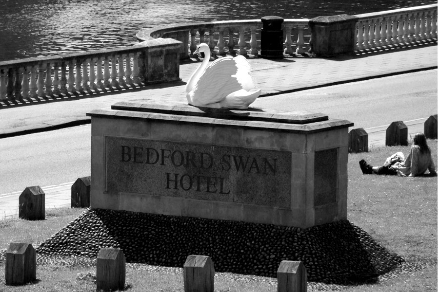 The Swan Hotel Monument, Бедфорд