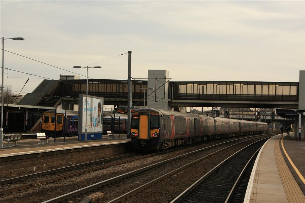 Bedford Railay Station, Train Leaving, Бедфорд