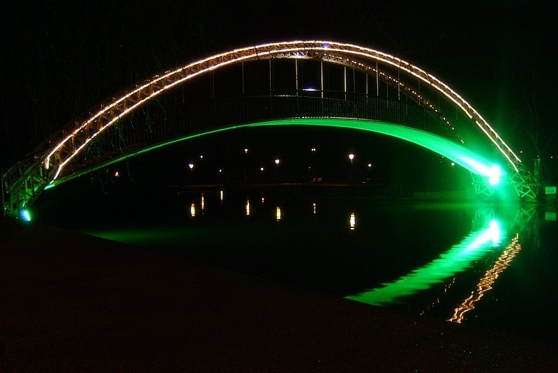 Suspension bridge at night, Бедфорд